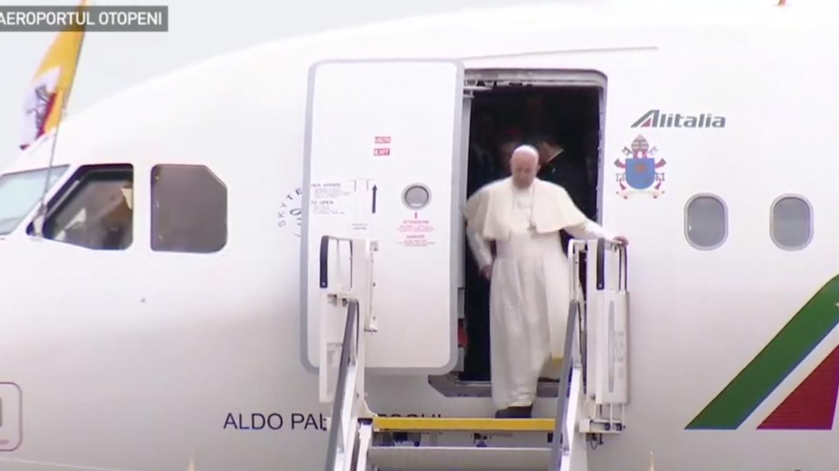 gafa in momentul in care papa francisc a aterizat in romania video