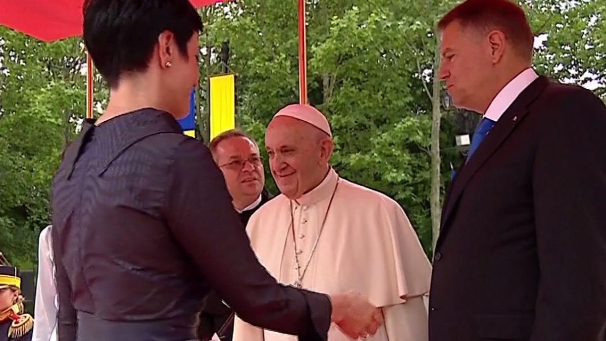 gafa lui klaus iohannis in timpul vizitei papei francisc la palatul cotroceni