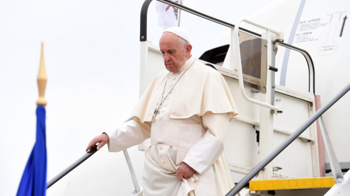 papa francisc in romania ce a mancat suveranul pontif in timpul zborului spre bucuresti foto
