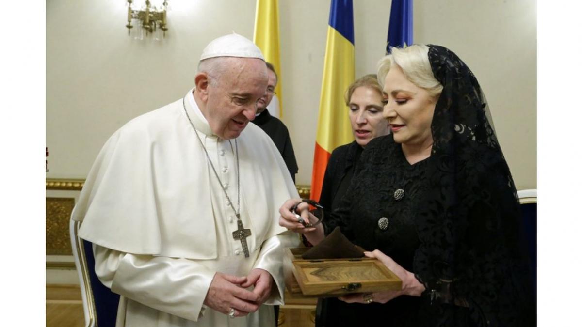 papa francisc in romania ceasul unic pe care i l a daruit viorica dancila foto video