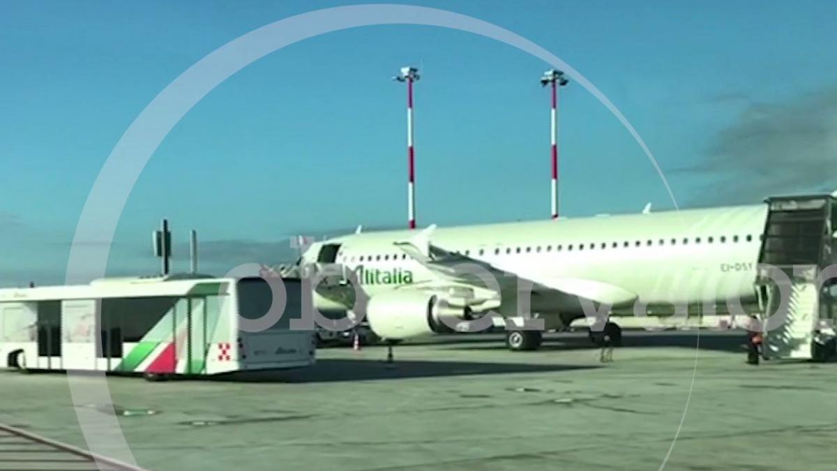 papa francisc in romania papa s a imbarcat in avion imagini cu aeronava care il va aduce pe