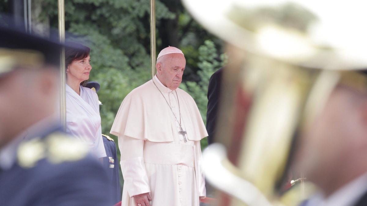 papa francisc in romania reactia presei internationale vizita papei se petrece intr o perioada
