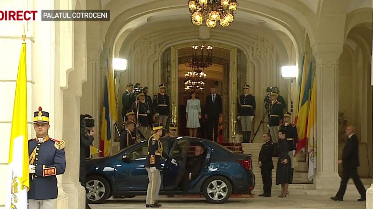 papa francisc in romania suveranul pontif in logan klaus iohannis in mercedes
