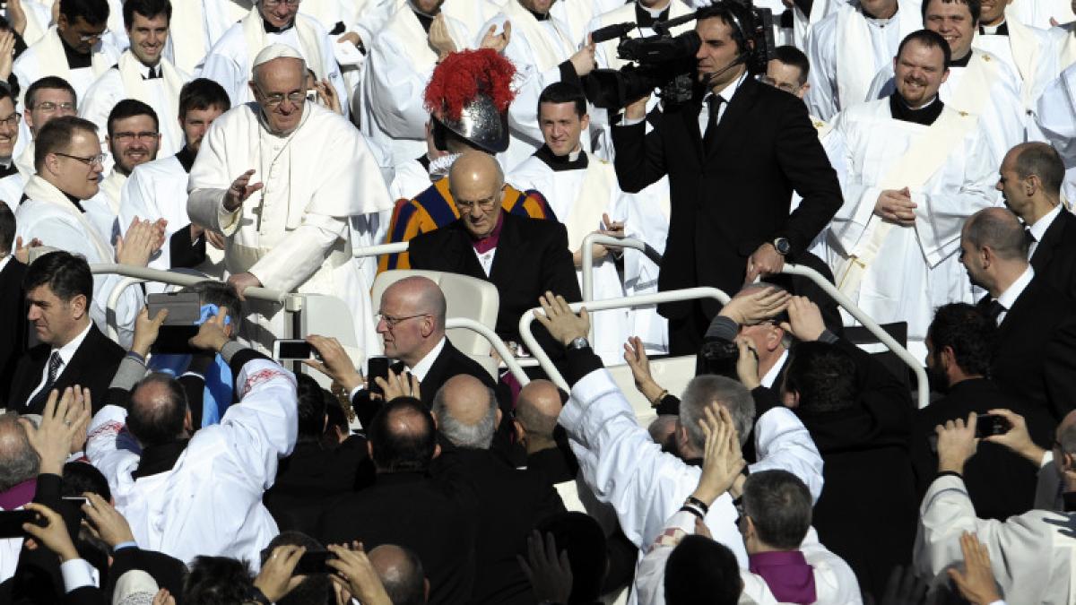 papa francisc in romania suveranul pontif primit la aeroportul otopeni de klaus iohannis