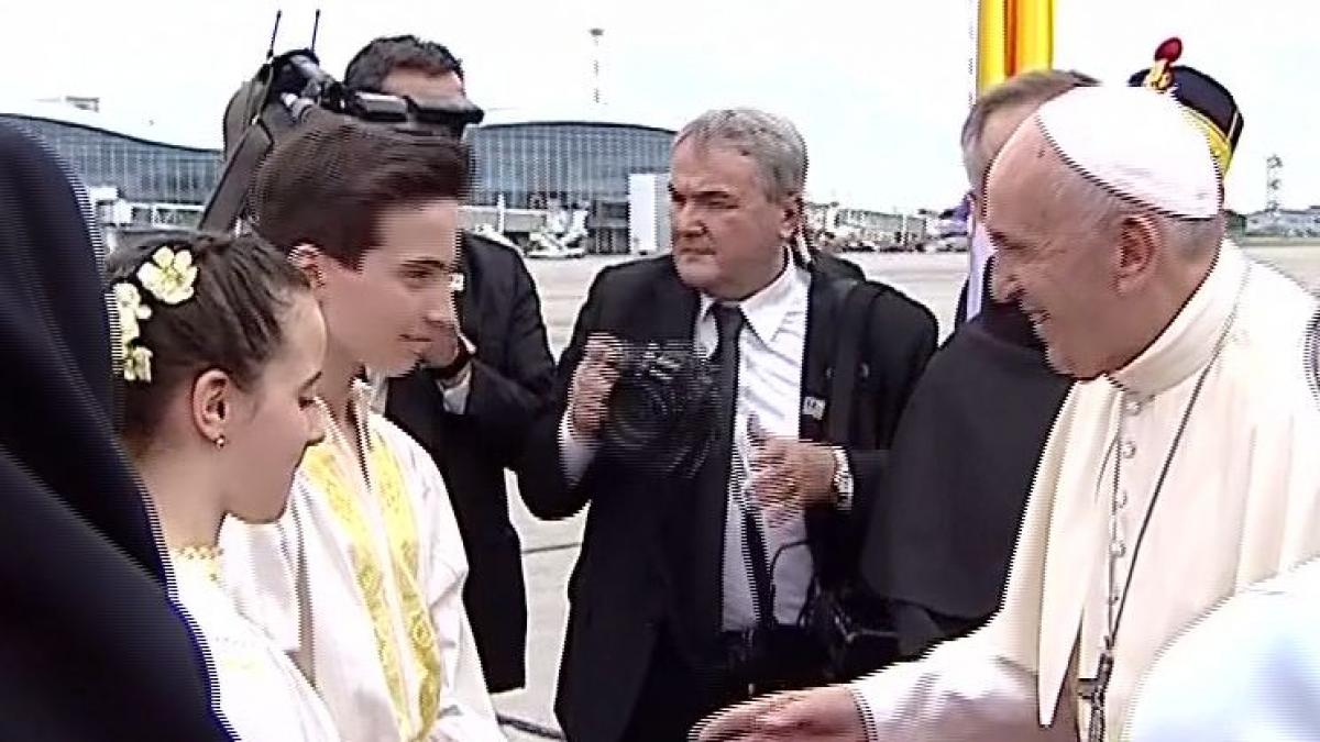 povestea uimitoare a copiilor care l au intampinat pe papa francisc pe aeroportul otopeni