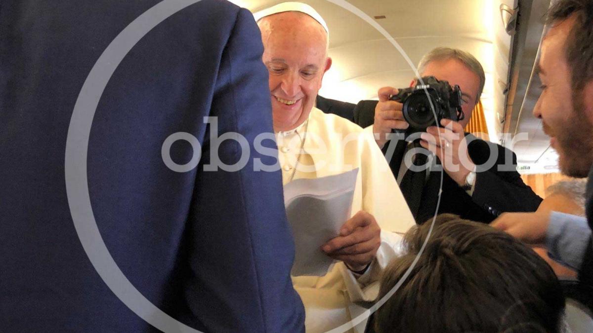primele imagini cu papa francisc in romania suveranul pontif a aterizat la bucuresti