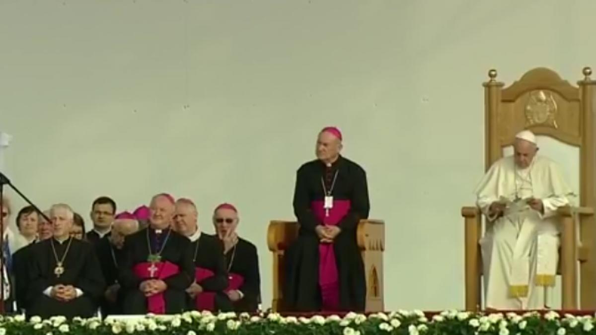 papa francisc a vazut o batrana cand a intrat in piata din iasi dupa cateva minute si a dat seama