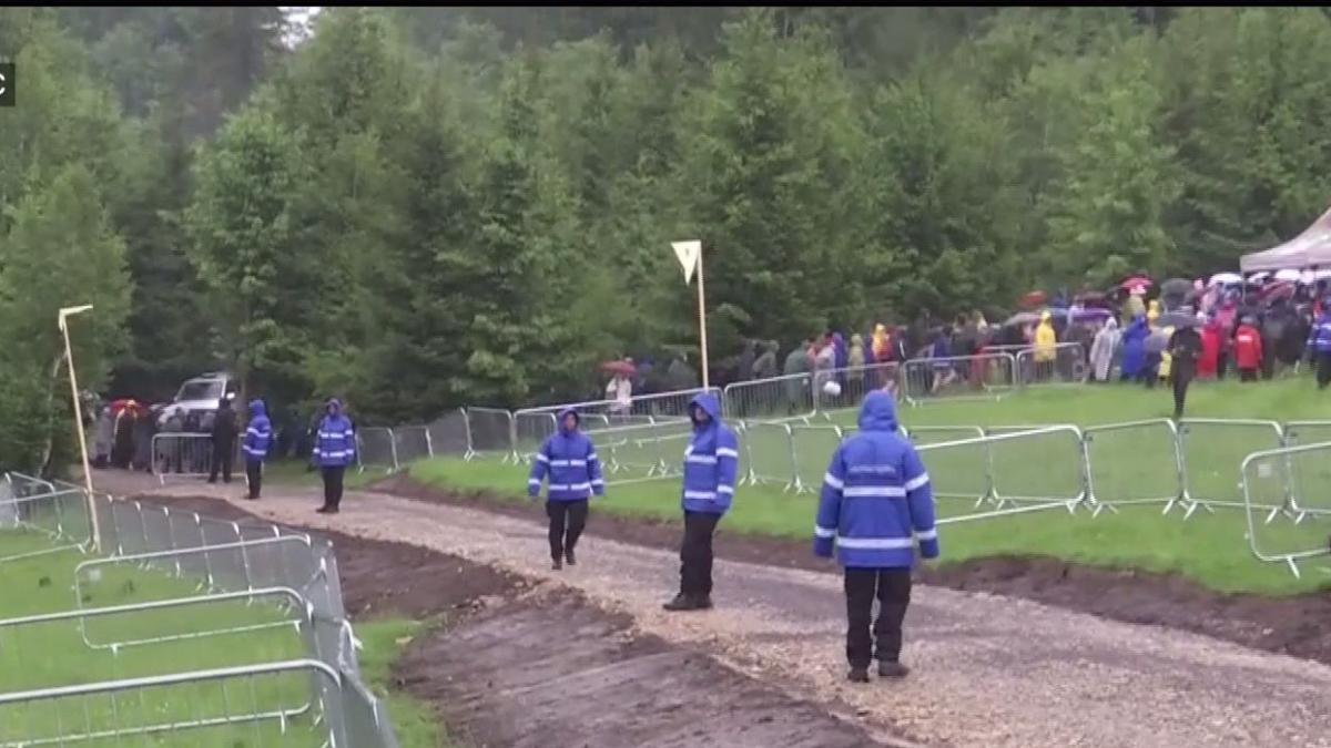 papa francisc in romania mii de pelerini se indreapta spre sumuleu ciuc pe o ploaie torentiala