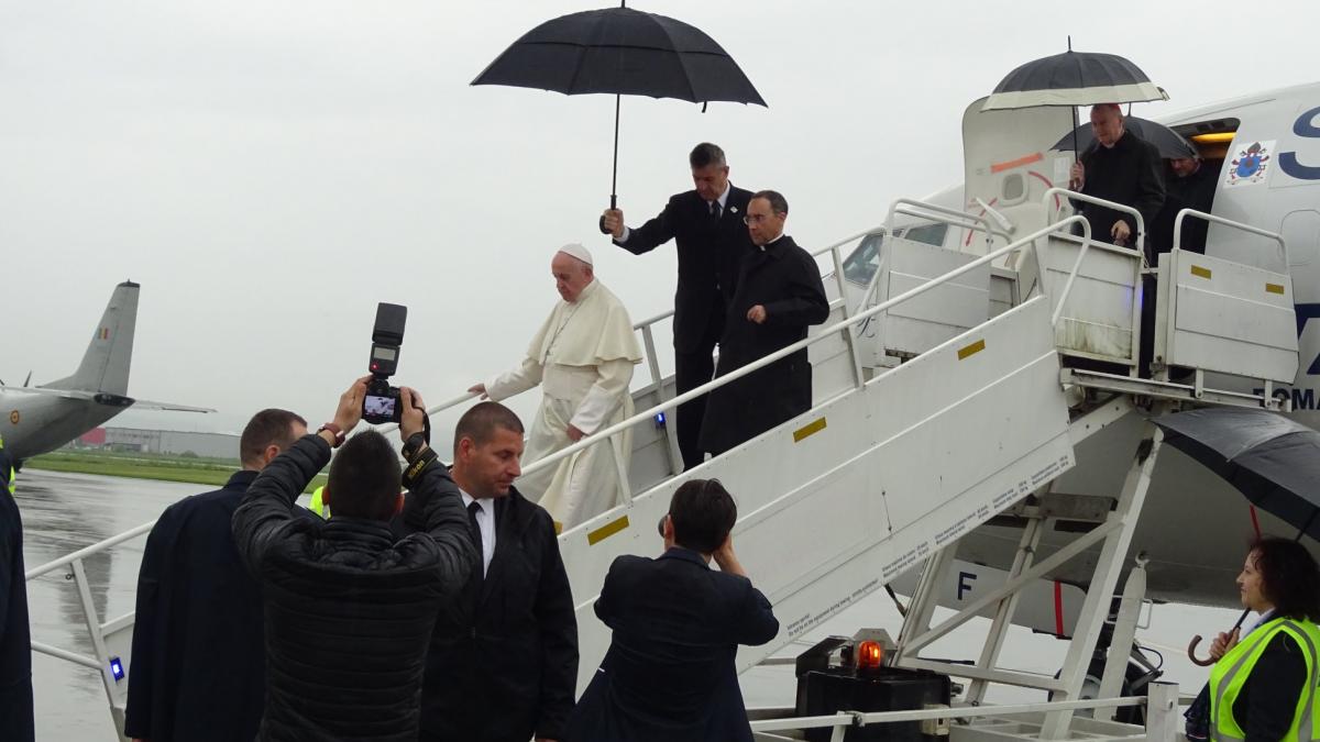 primele imagini cu papa francisc la sosirea pe aeroportul din targu mures foto