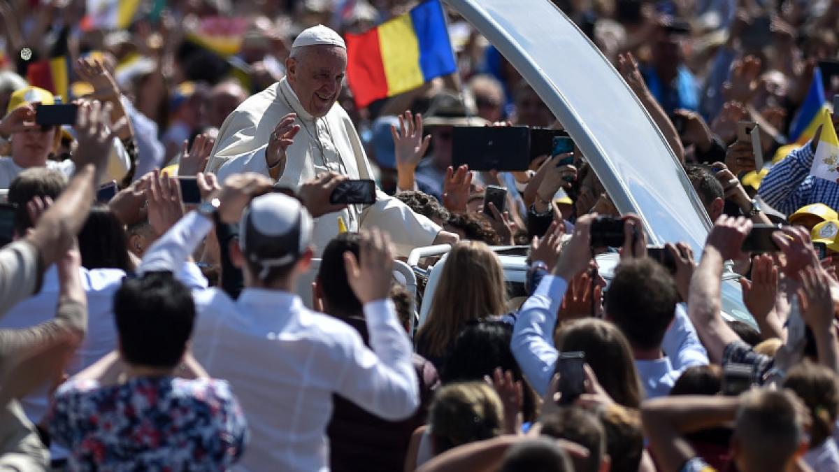 motivul pentru care papa francisc nu a mai plecat cu elicopterul de la sibiu catre blaj