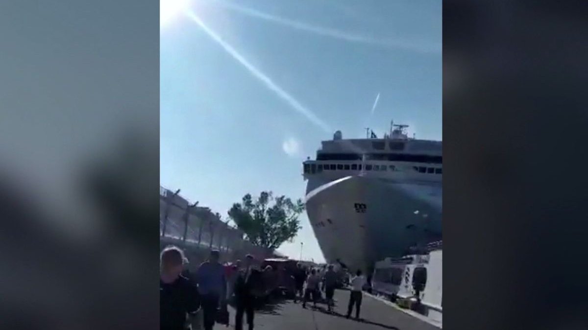 bow park disinfectant Incident la Veneția! Un vas de croazieră a lovit o navă plină de turiști