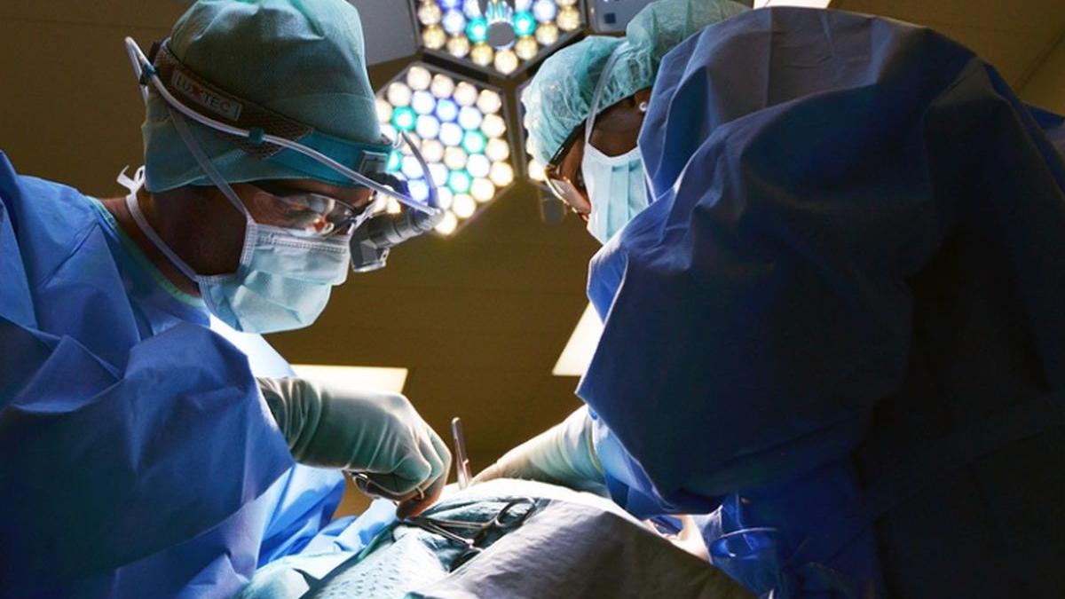 un barbat din dorohoi si a cusut pe viu testiculele cu ata de papiota medicii au avut un soc