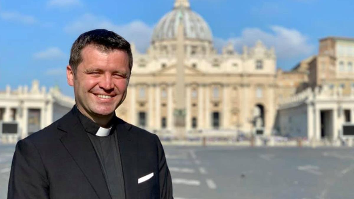 cine este omul care a fost imbratisat calduros de papa francisc video