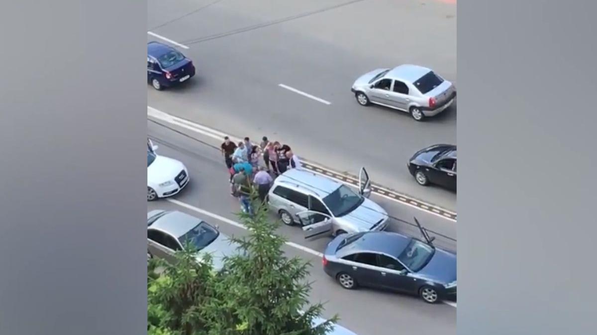 imagini revoltatoare si a legat cainele de masina si l a tarat in timp ce se plimba prin trafic mai