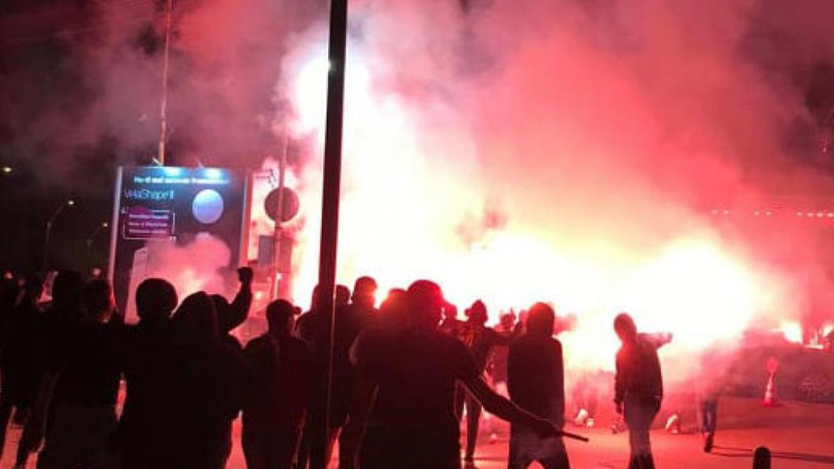 proteste ale suporterilor echipei dinamo marti noaptea la sediul clubului torte si incendiu in fata