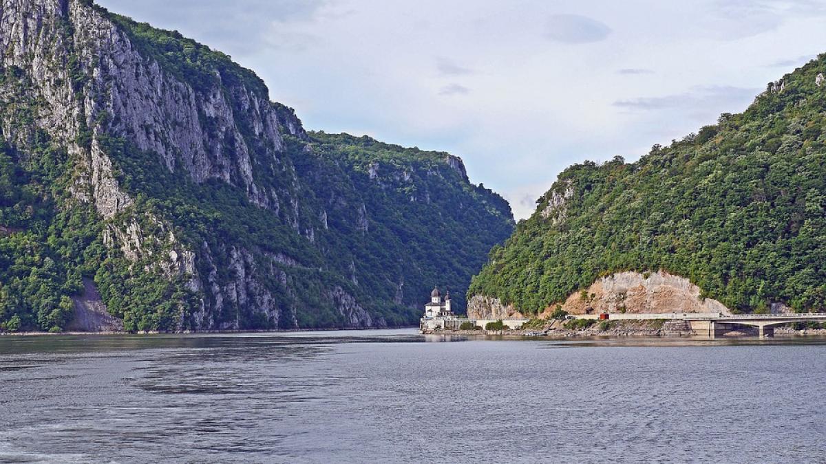 in folclor circula si acum vorba ca romania are doar doi vecini buni serbia fosta iugoslavie si