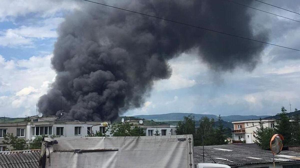 incendiu puternic la un depozit de dezmembrari auto in harghita foto