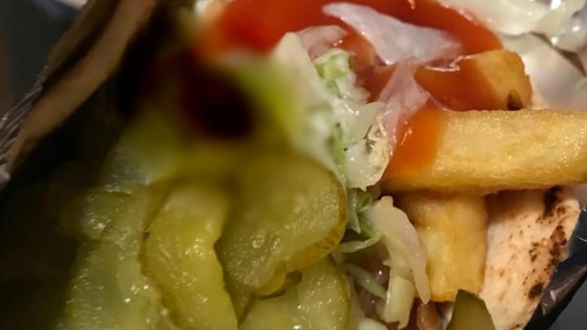 radu si a cumparat o shaorma de la un fast food din timisoara a incremenit cand a vrut sa muste din