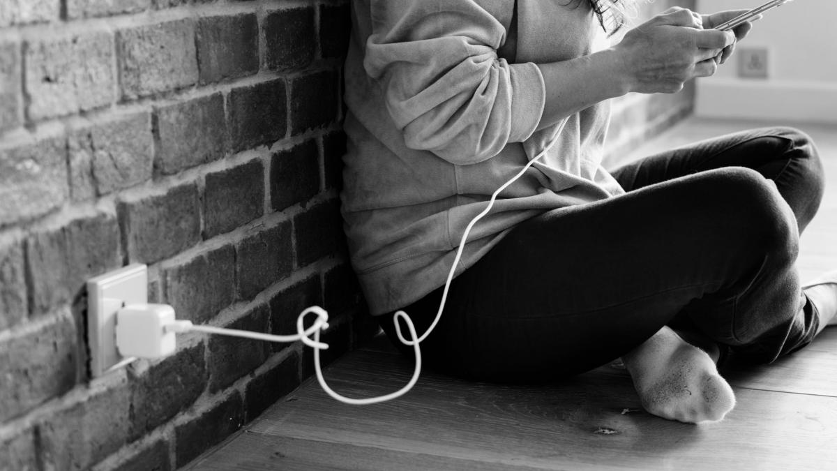 si a bagat telefonul la incarcat si dupa cateva minute a murit baiatul a fost gasit mort intr o