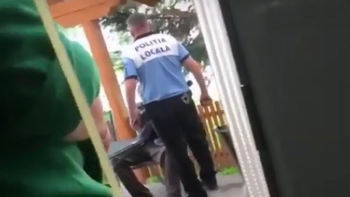 un politist din timis a fost filmat cand loveste cu capul in gura un om al strazii video