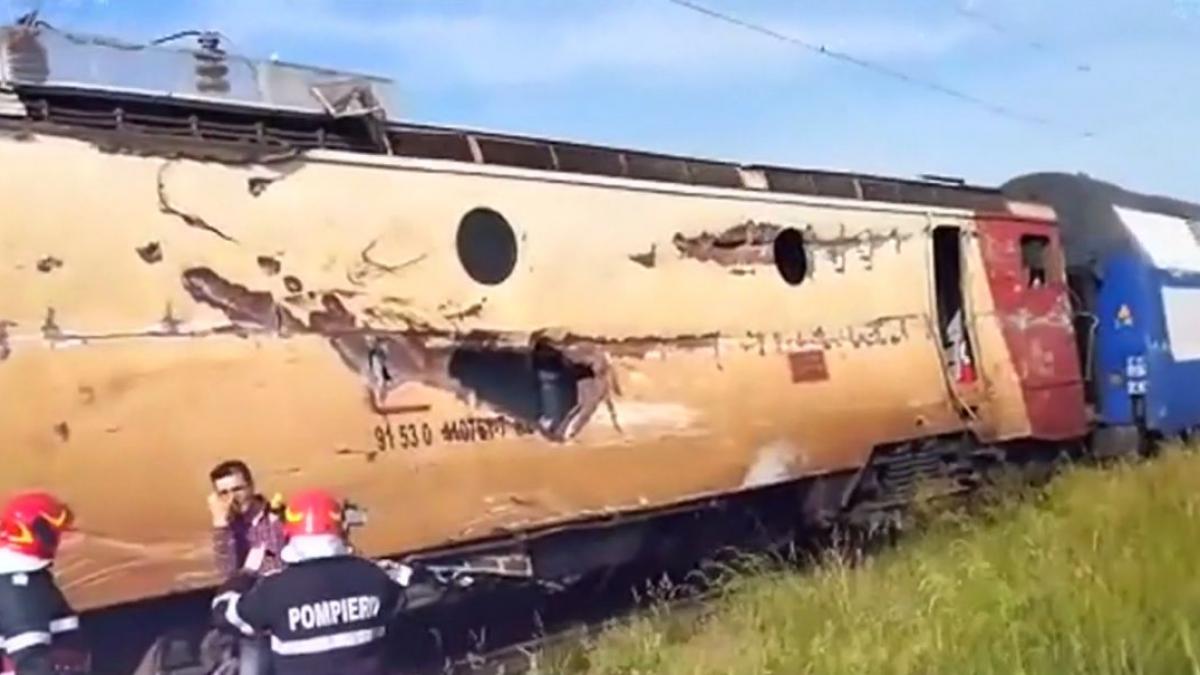accident cumplit un tren cu zeci de calatori a deraiat locomotiva a izbit o basculanta