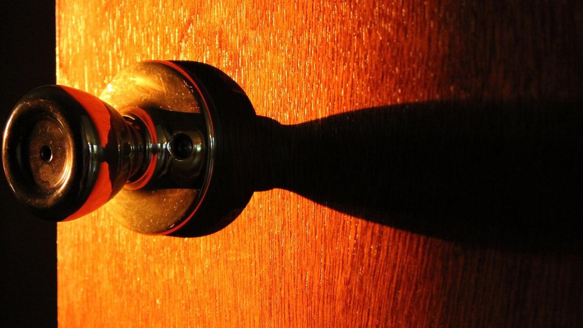 mihai se afla acasa in comuna suceveana moldova sulita cand cineva i a batut la usa a incremenit