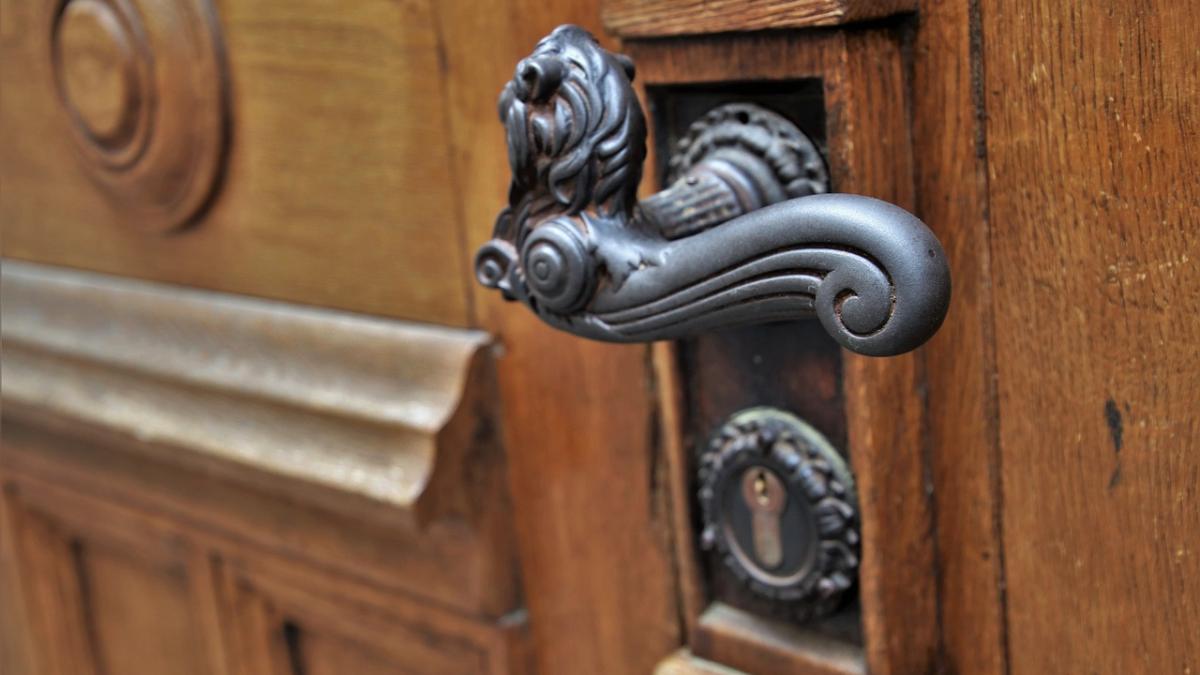 femeia s a apropiat de casa vecinilor dorindu si sa auda mai bine ce vorbesc s a dus langa usa de