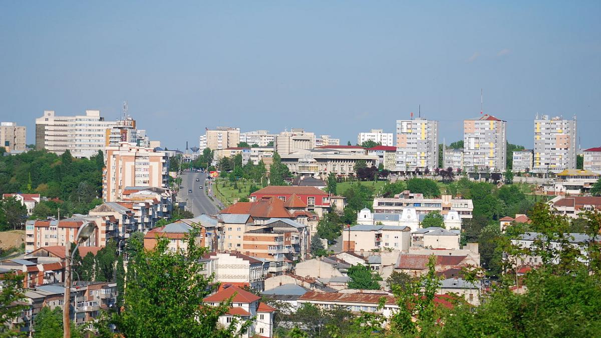 fenomen bizar in slatina o strada s a colorat in rosu dupa ploaie foto