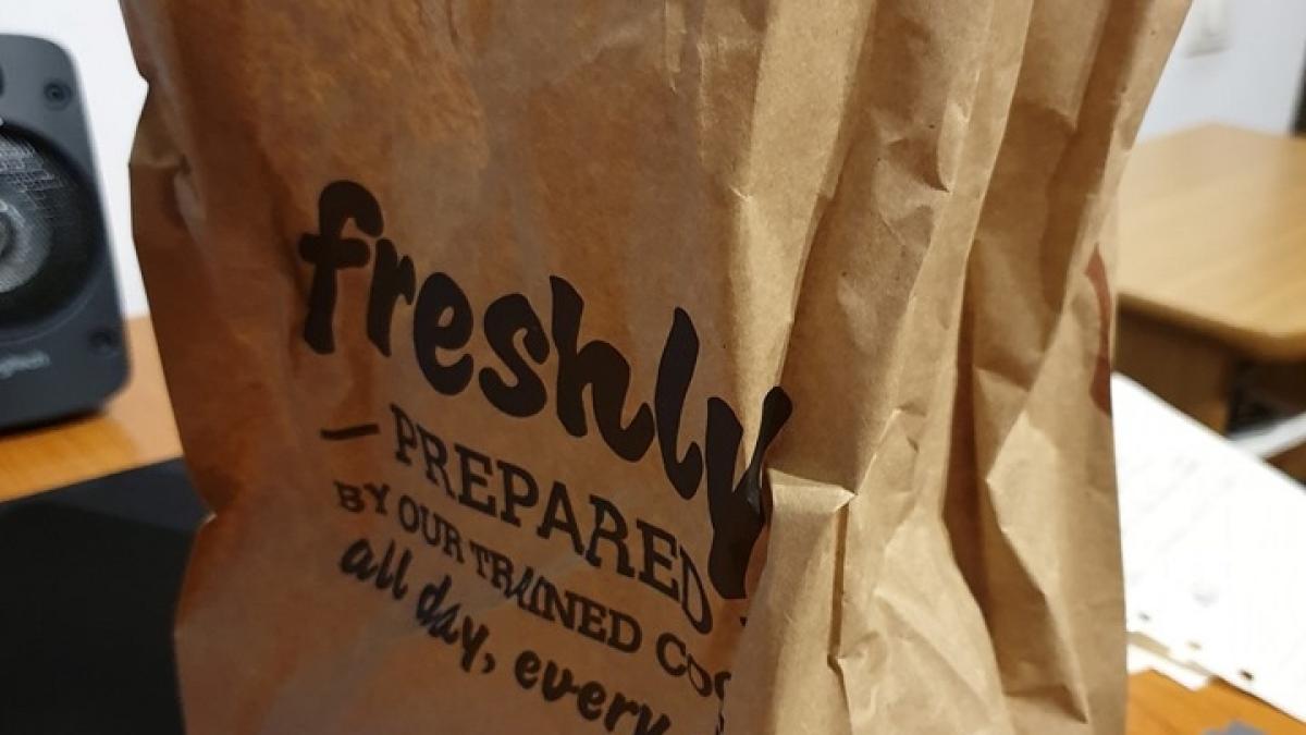 george si a cumparat un crispy sandwich de la un celebru fast food din targu mures cand s a uitat