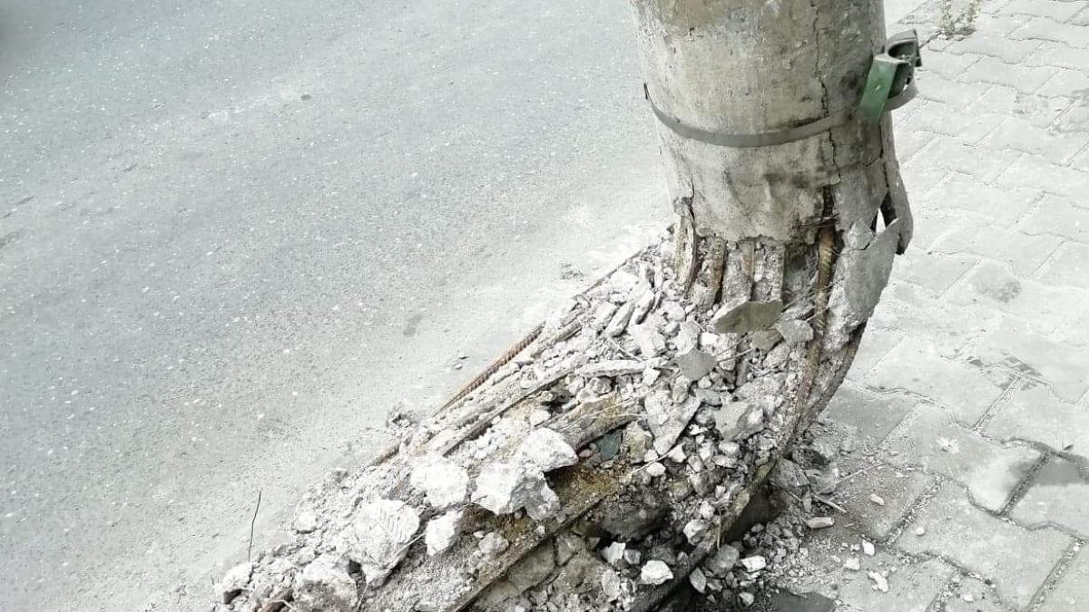 situatie revoltatoare pe o strada din capitala un stalp sta sa cada de o saptamana dar nimeni nu ia