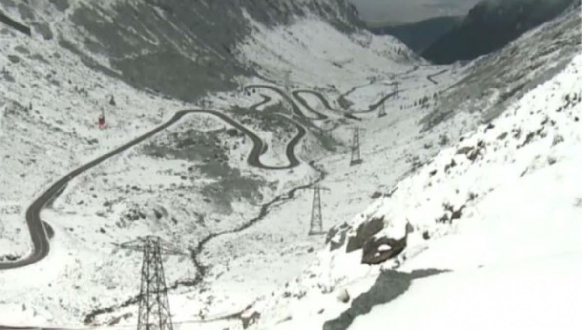 suntem in plina vara insa pe transfagarasan zapada este de cinci metri