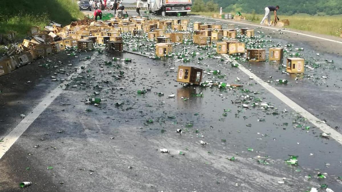 trafic blocat pe dn14 a cazut berea dintr un tir