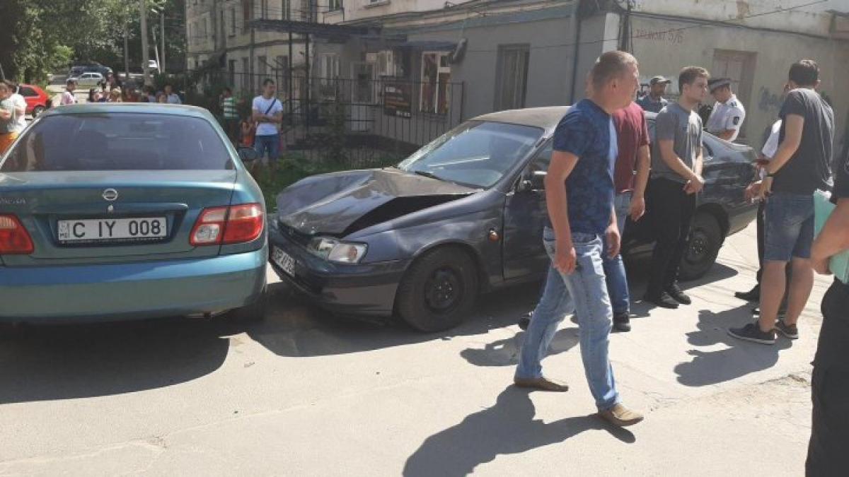 un sofer a intrat cu masina in multimea dintr o statie de autobuze din chisinau