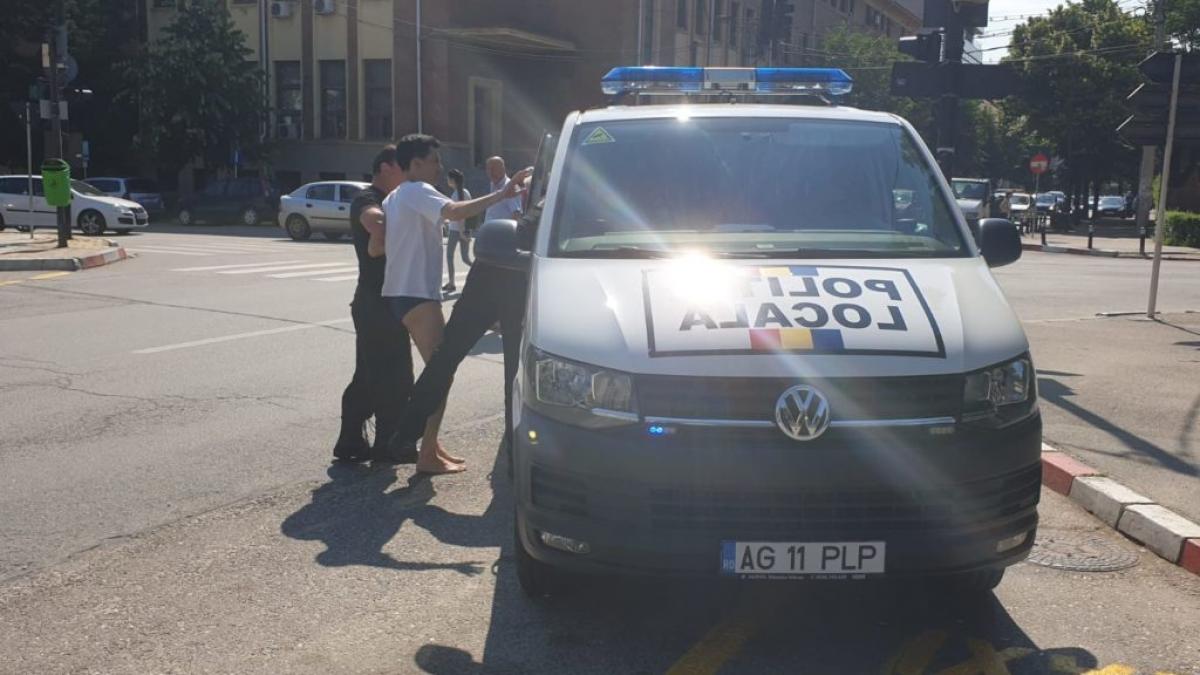 un tanar din arges a iesit la plimbare pe strazile orasului gol pusca politistii i au dat o pereche
