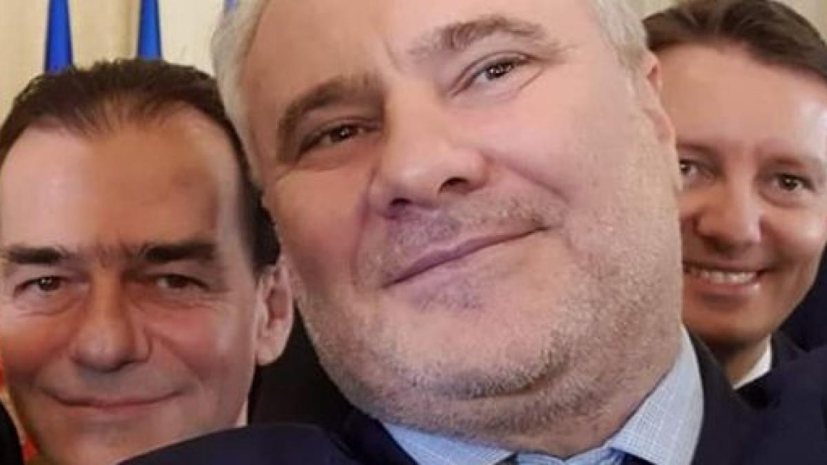 a inceput sa vorbeasca in plenul camerei deputatilor cand colegii au zarit ceva ciudat pe fata lui