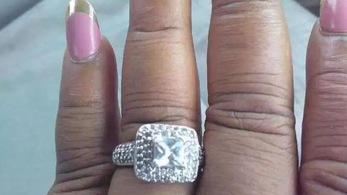 o femeie a vrut sa se laude cu inelul de logodna pe facebook insa in poza a aparut altceva m a