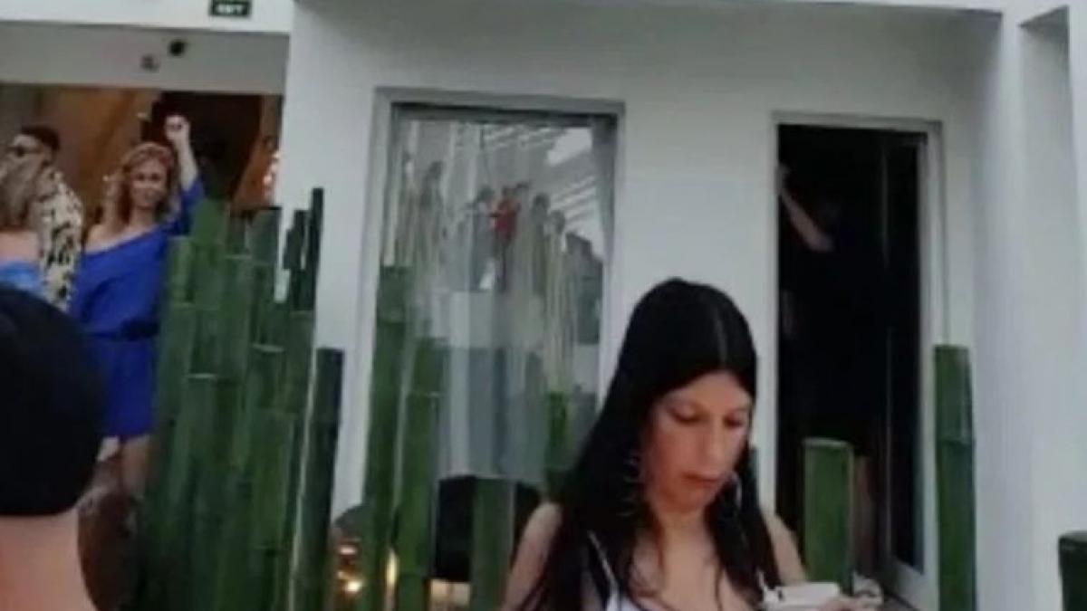 oamenii petreceau de zor in fata unui hotel cand au observat ca din balconul de deasupra se