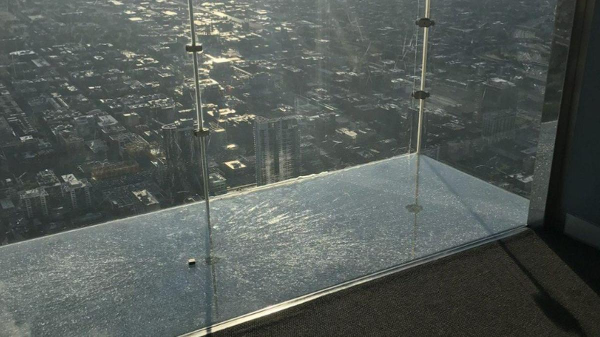 podeaua de sticla a unui zgarie nori din chicago a crapat sub picioarele unor turisti la etajul 103