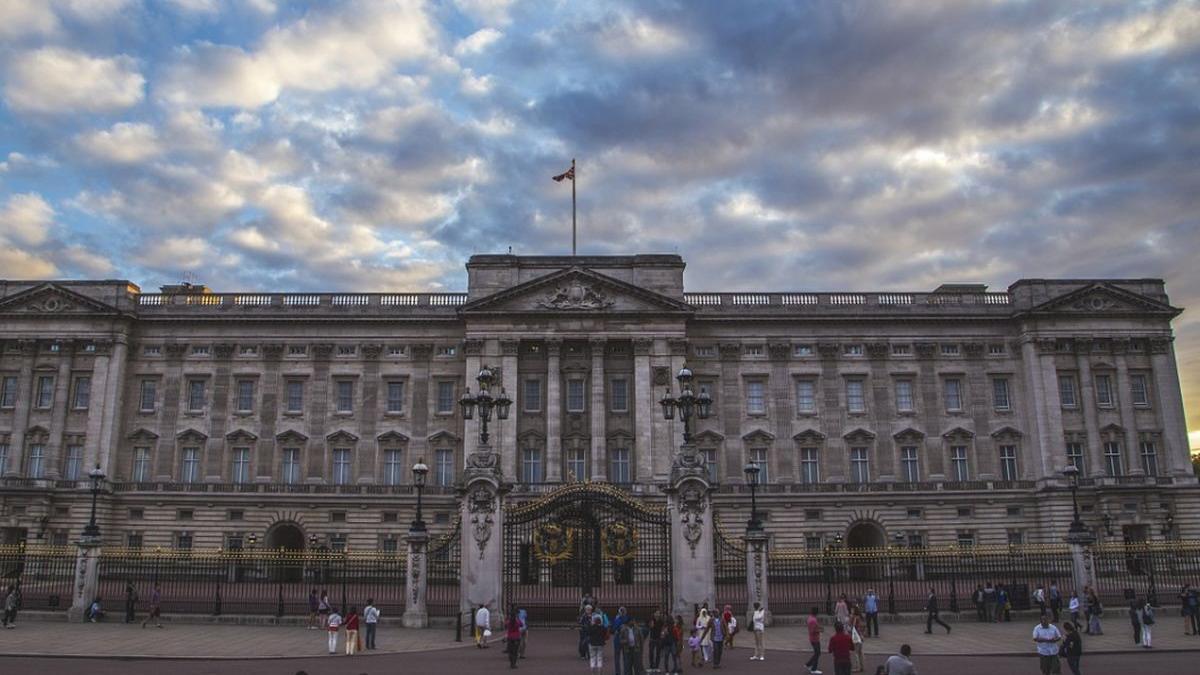 casa regala britanica este in cautarea unor noi angajati ce salarii ofera