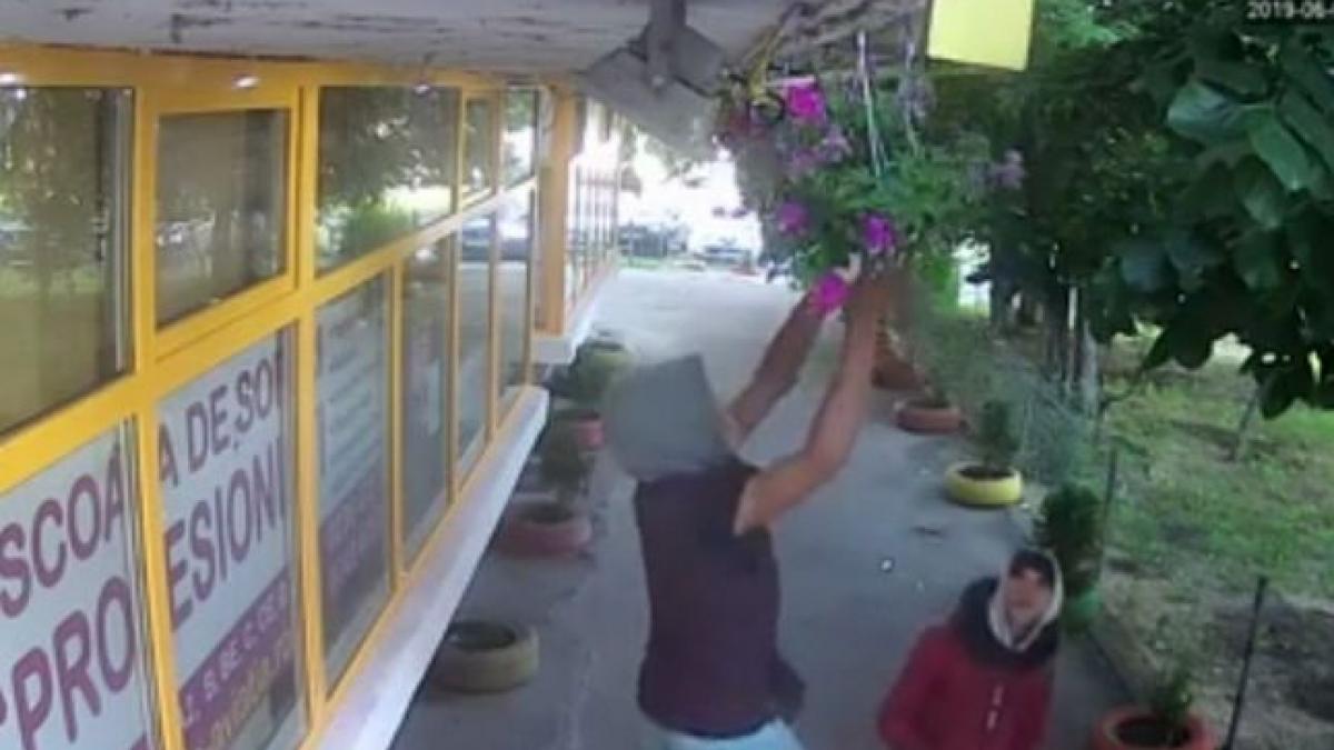 o femeie din galati isi foloseste copiii la furat