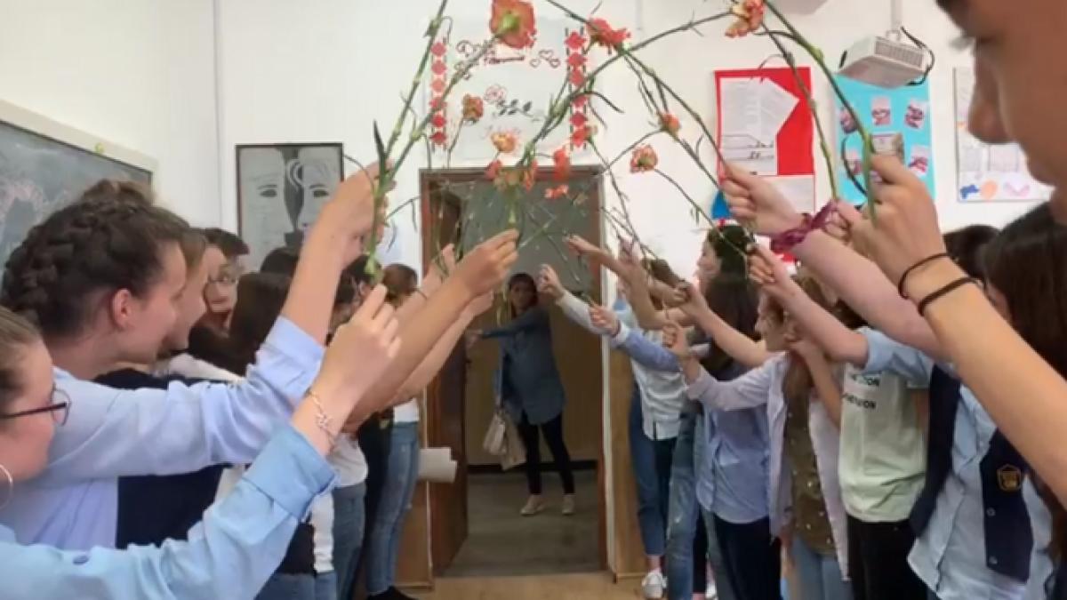 surpriza emotionanta pusa la cale de mai multi elevi de clasa a ix a pentru diriginta lor ne ati