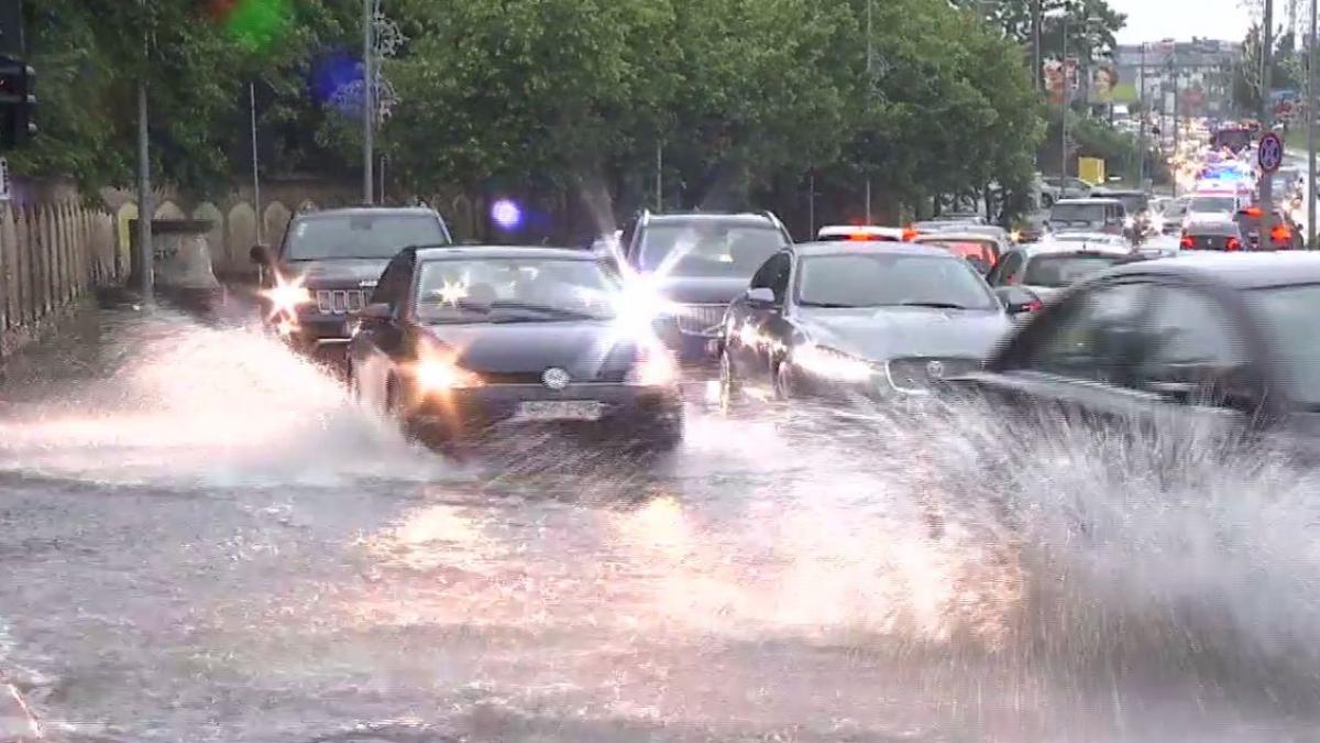 cod portocaliu de furtuni grindina si ploi torentiale in mai multe zone din tara
