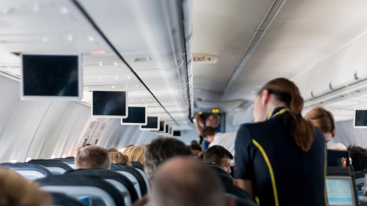 Clipe de groază într-un avion. Turbulențele au aruncat o stewardesă în plafonul aeronavei