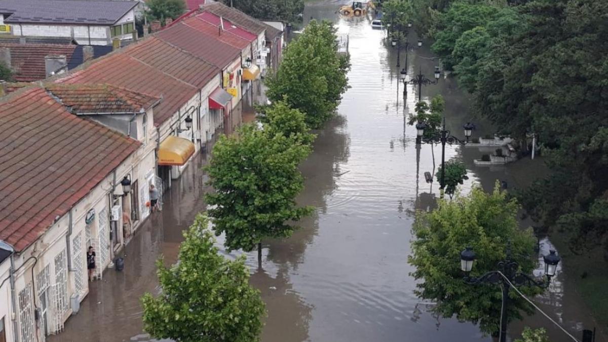 centrul orasului cernavoda acoperit de apa dupa o ploaie torentiala video
