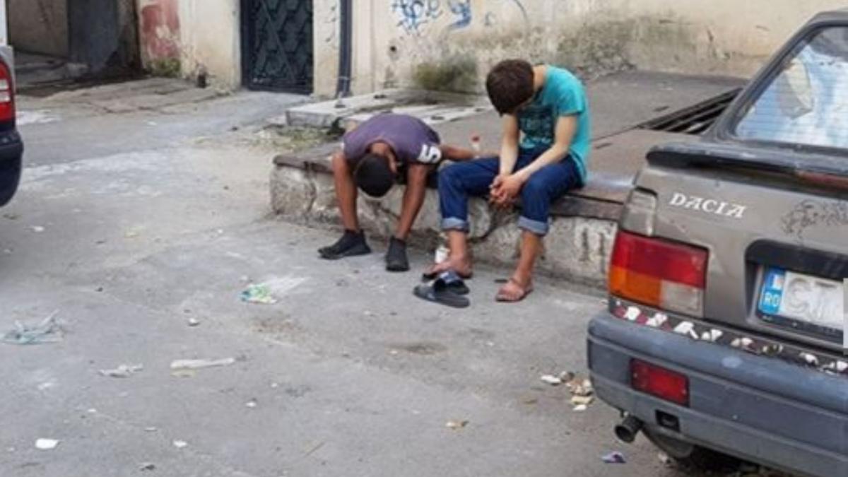 doi tineri zombie criza pe o strada din buricul constantei