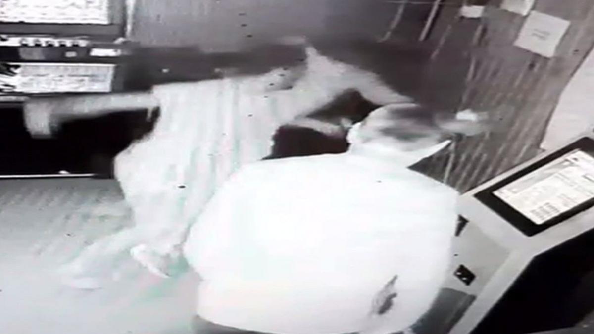 violenta extrema intr un bar din dambovita un tanar a fost batut pana si a pierdut cunostinta