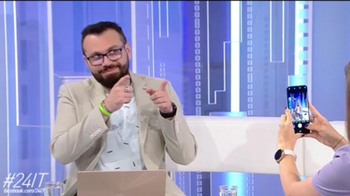 telefon romanesc in trend fara breton si decupaje