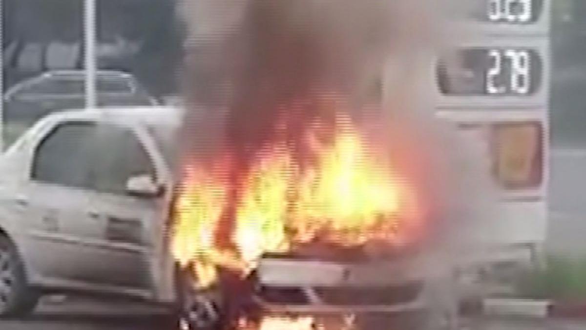 flacari intr o benzinarie din galati un taxi a luat foc langa pompa video