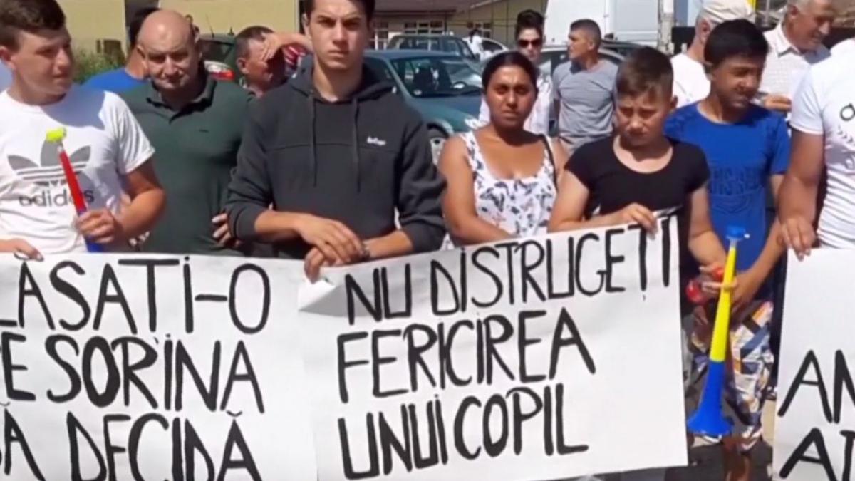 mobilizare pentru fetita abuzata de autoritati sute de oameni au iesit in strada si scandeaza uniti
