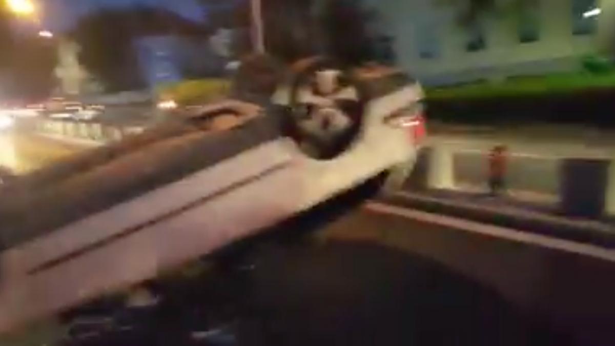 oamenii au vazut o masina rasturnata pe o strada si s au dus sa acorde primul ajutor nu le a venit